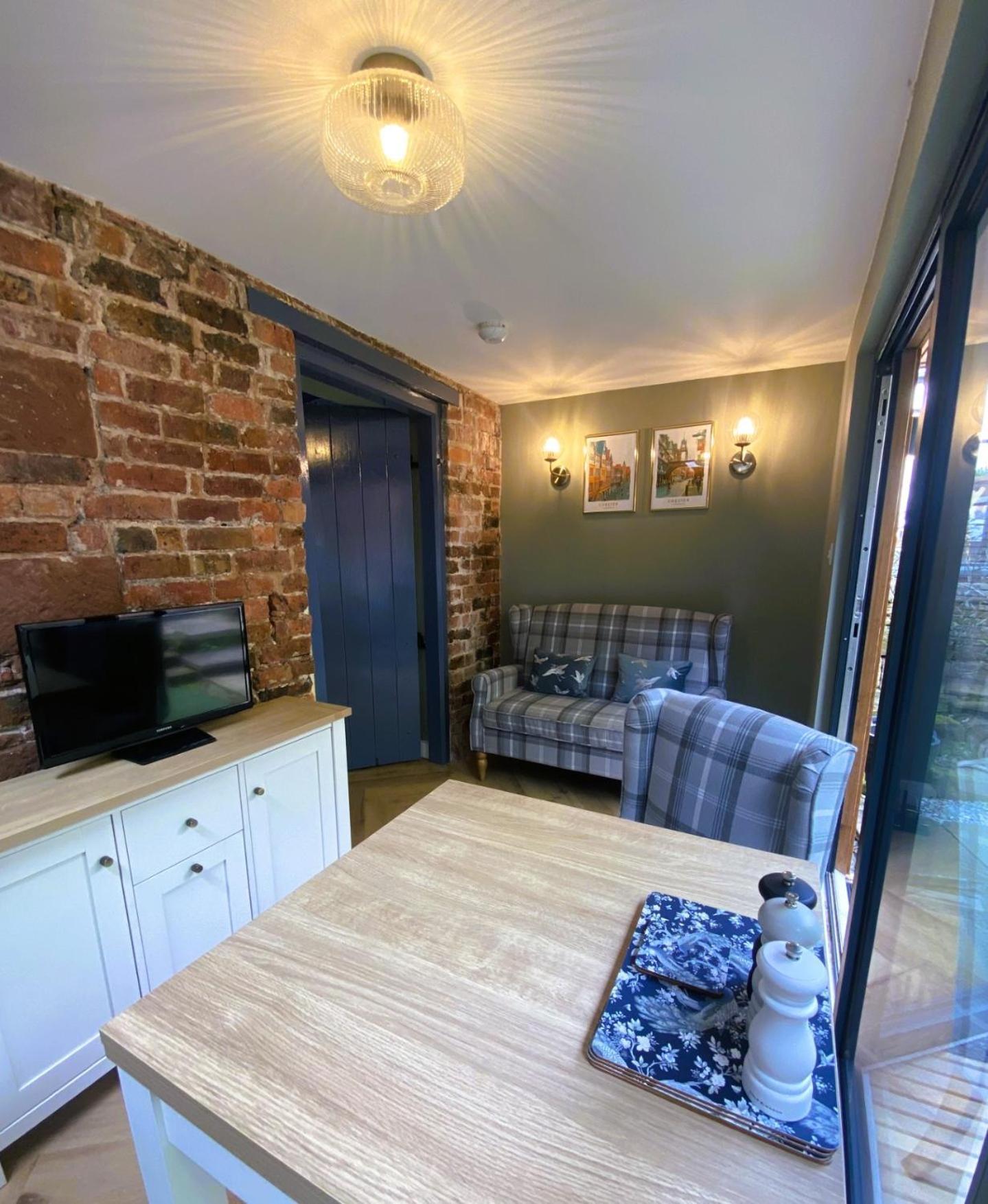 Stay In A Castle! Unique & Luxurious Historical Apartment, Self Contained, Free Parking & Wi-Fi Chester Extérieur photo