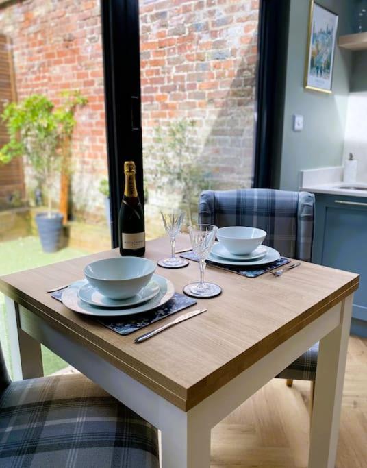Stay In A Castle! Unique & Luxurious Historical Apartment, Self Contained, Free Parking & Wi-Fi Chester Extérieur photo