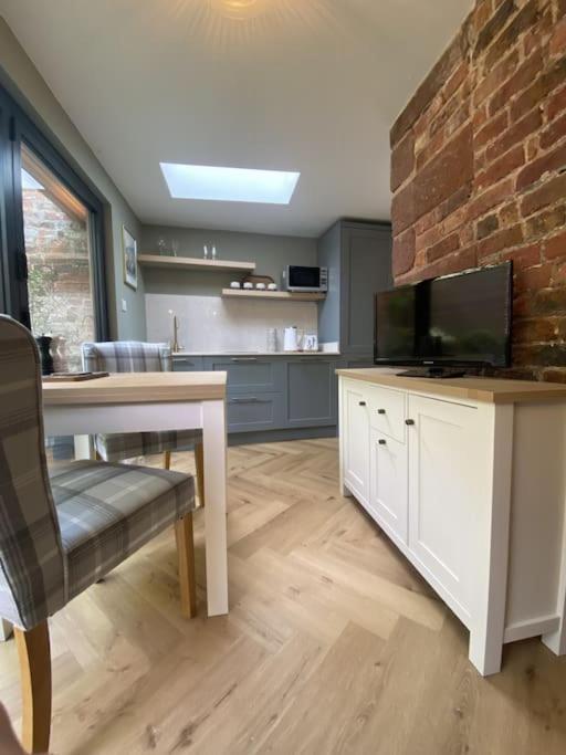 Stay In A Castle! Unique & Luxurious Historical Apartment, Self Contained, Free Parking & Wi-Fi Chester Extérieur photo