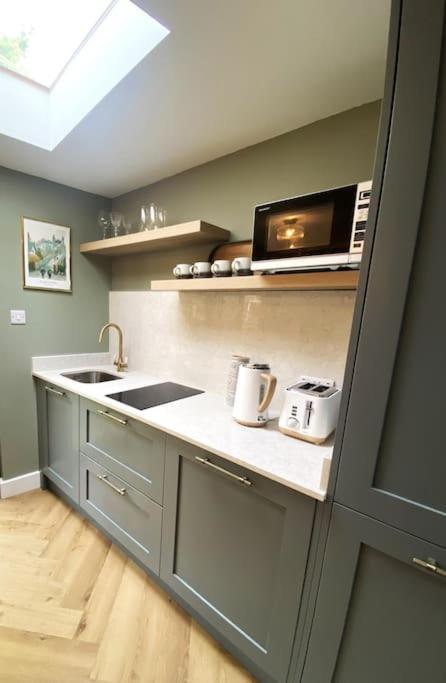 Stay In A Castle! Unique & Luxurious Historical Apartment, Self Contained, Free Parking & Wi-Fi Chester Extérieur photo