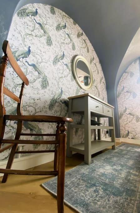 Stay In A Castle! Unique & Luxurious Historical Apartment, Self Contained, Free Parking & Wi-Fi Chester Extérieur photo