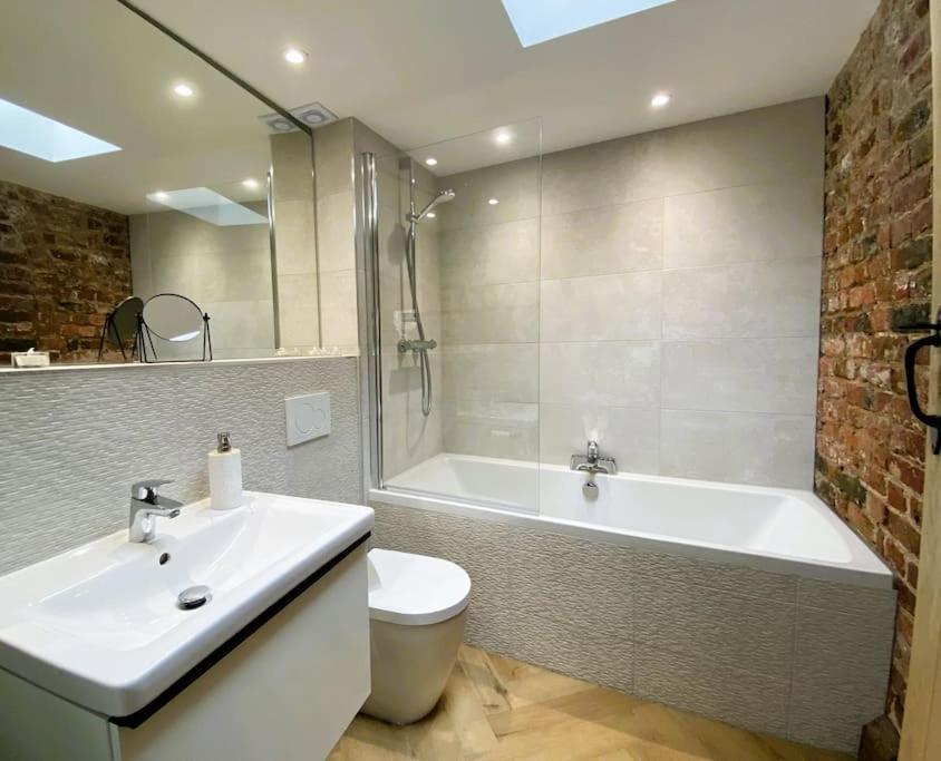 Stay In A Castle! Unique & Luxurious Historical Apartment, Self Contained, Free Parking & Wi-Fi Chester Extérieur photo