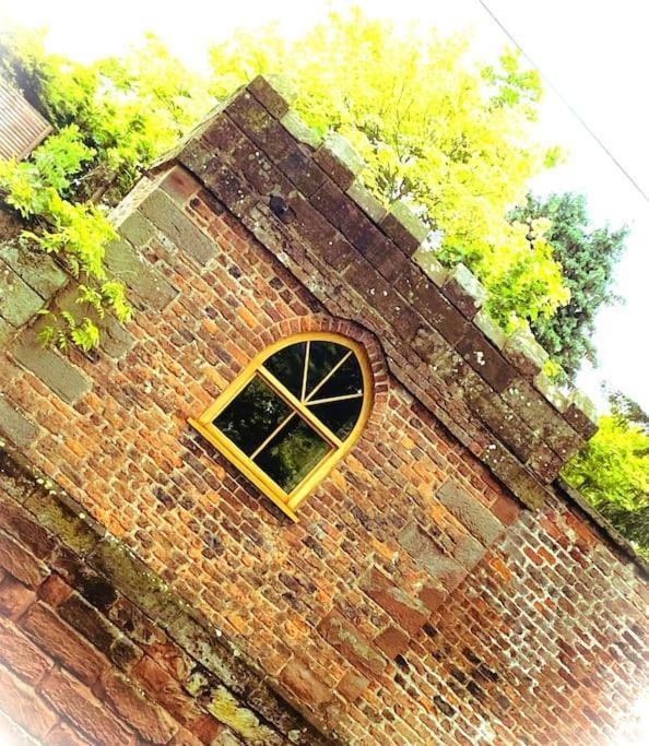 Stay In A Castle! Unique & Luxurious Historical Apartment, Self Contained, Free Parking & Wi-Fi Chester Extérieur photo